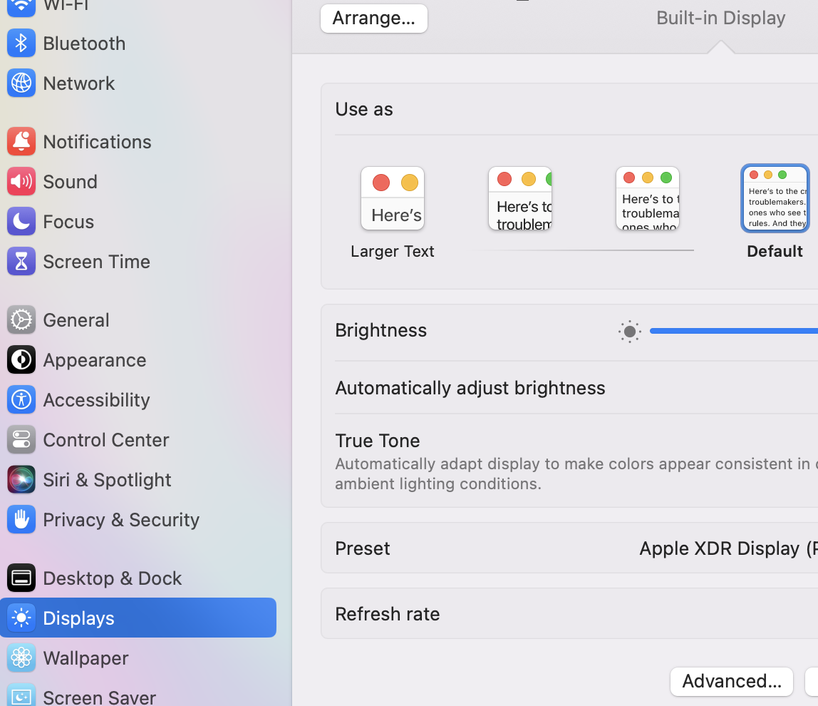 시스템 환경설정에서 화면(Display) 메뉴를 통해 '정렬(Arrange)' 버튼 실행